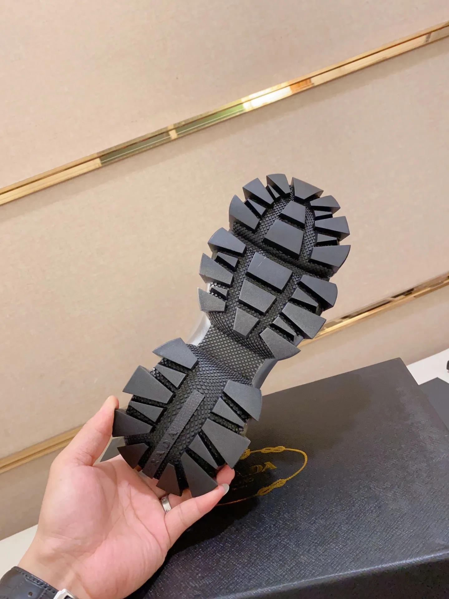 Factory price 600 men's shoes 💰 ✔️✔️✔️High version High quality new PRADA (Prada) counters are on the market simultaneously, new men's shoes, 😘fabrics are selected from first-layer cowhide. Lining: imported elastic mesh➕cowhide lining. 👍🏿High-end☄️Open-molded non-slip rubber outsole, exquisite lines, simple and elegant, comfortable and high-end for leisure travel. Number of yards: 38 to 44.